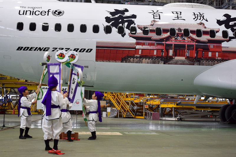 演舞の始まりに旗頭で景気を付ける