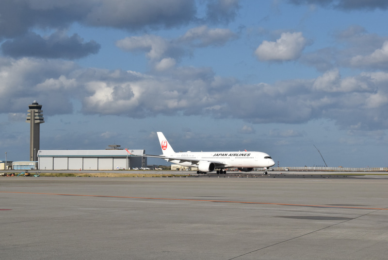 那覇空港に着陸する羽田発のA350機（JA05XJ）