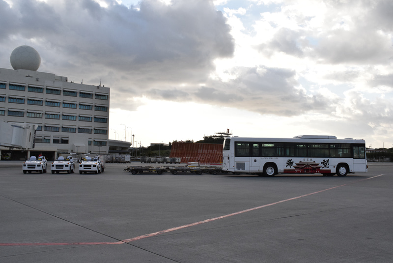 ランプバスやトーイングトレーラーもお出迎え