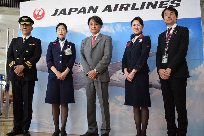 A350の特別幕の前で記念撮影。中央に日本トランスオーシャン航空株式会社 社長執行役員の青木紀将氏も加わった