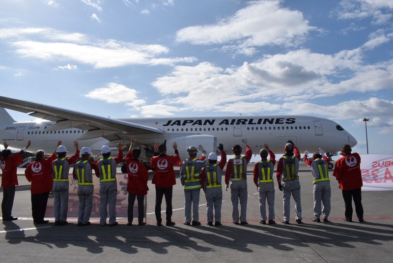 スタッフ一同に見送られながら動き出すA350型機