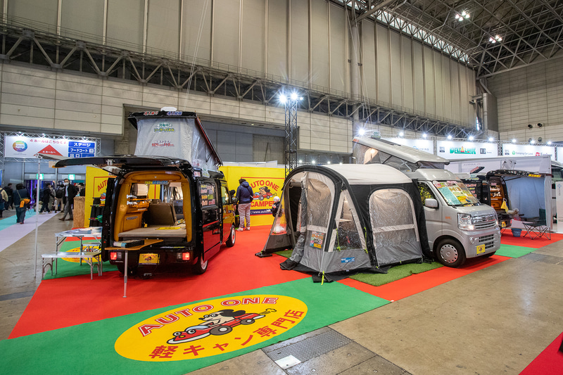 人気の高い軽自動車ベースのキャンピングカーも多数展示。軽ゆえに車内スペースが狭い部分はポップアップルーフやサイドオーニングと組み合わせて拡張する