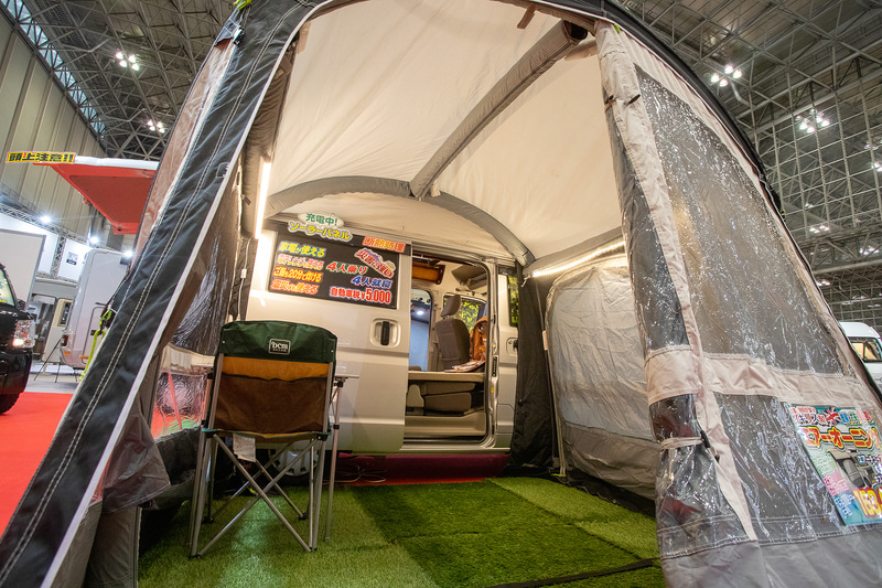 人気の高い軽自動車ベースのキャンピングカーも多数展示。軽ゆえに車内スペースが狭い部分はポップアップルーフやサイドオーニングと組み合わせて拡張する