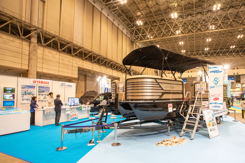 ヤマハブースではレンタルボート会員「ヤマハ マリンクラブ シースタイル」をPRしていた。手前の大型ボートもレンタル可能