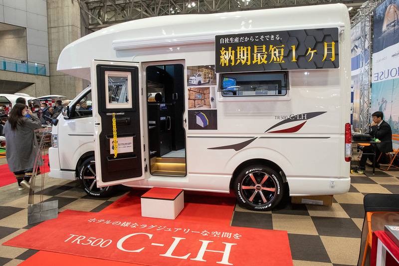 C-LHのインテリア。定員2名（就寝2名）で生活的な装備を省き、ホテル並みの居心地を目指したという作り。ペット同乗可のレンタカーもある