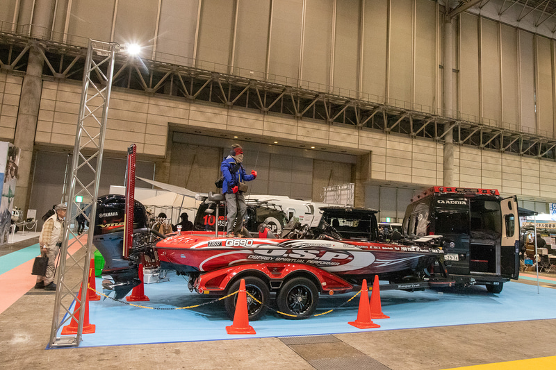 フィッシング用品メーカーはバス釣り大会用のボートとトレーラーを展示。釣りをしに行くという旅の目的のPRだ。