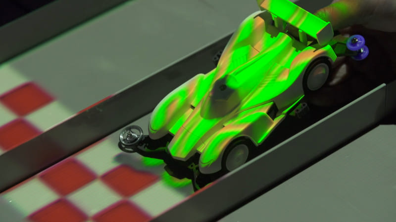 走行するミニ四駆に映像を投影