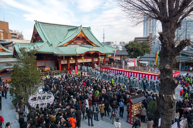 豆まきの前に御神殿内での節分祈祷神札へ