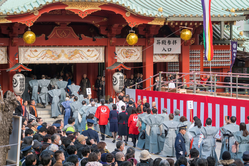 豆まきの前に御神殿内での節分祈祷神札へ