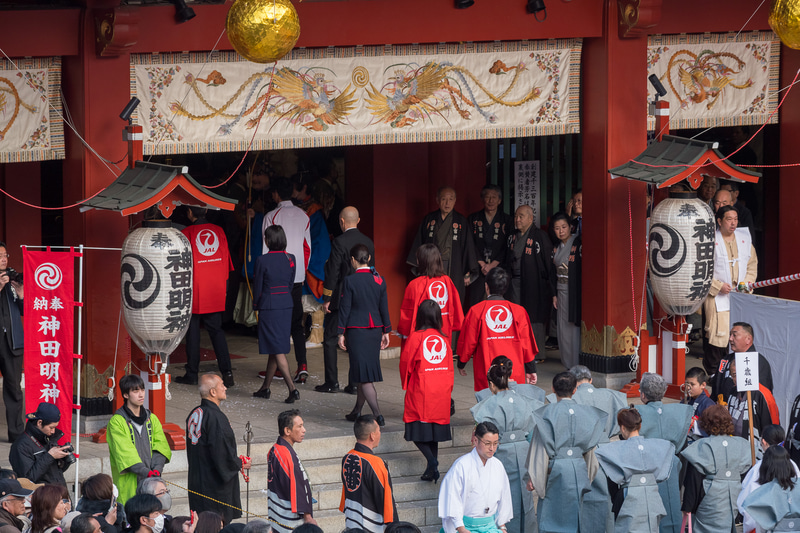豆まきの前に御神殿内での節分祈祷神札へ
