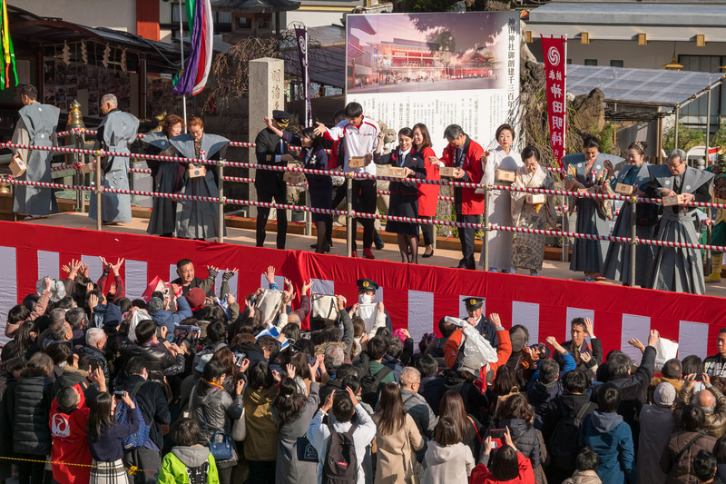 特設ステージからの豆まき。多くの人が列を成して福を受け止めていた