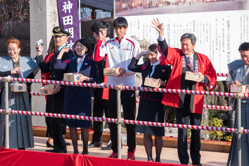 特設ステージからの豆まき。多くの人が列を成して福を受け止めていた