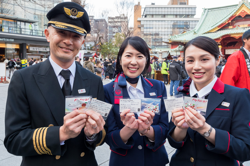 豆まき後には境内で感謝カードをプレゼント