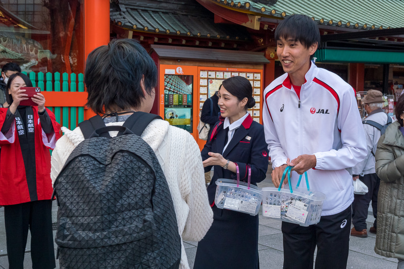 JALグループスタッフが感謝カードをプレゼント。戸邉選手らとの記念撮影を希望する人の姿も多かった