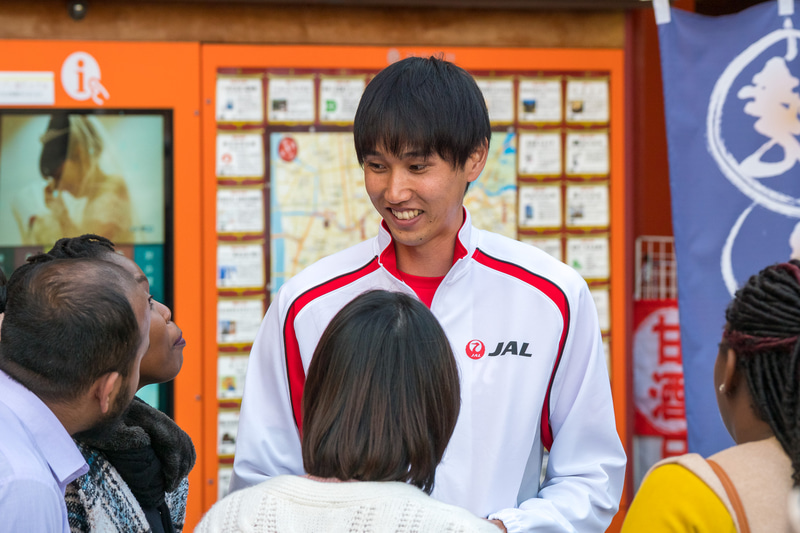 JALグループスタッフが感謝カードをプレゼント。戸邉選手らとの記念撮影を希望する人の姿も多かった