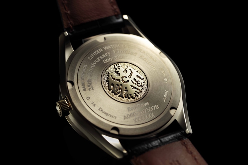 光発電エコ・ドライブムーブメントを搭載し、文字板、りゅうず、ケース裏蓋にイーグルマークを載せる