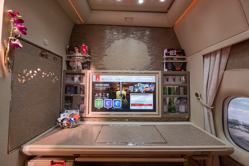 扉とウィンドウを閉めた状態の室内。メインのシートモニターは32インチ