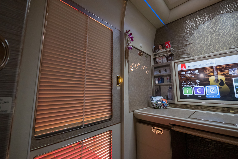 扉とウィンドウを閉めた状態の室内。メインのシートモニターは32インチ