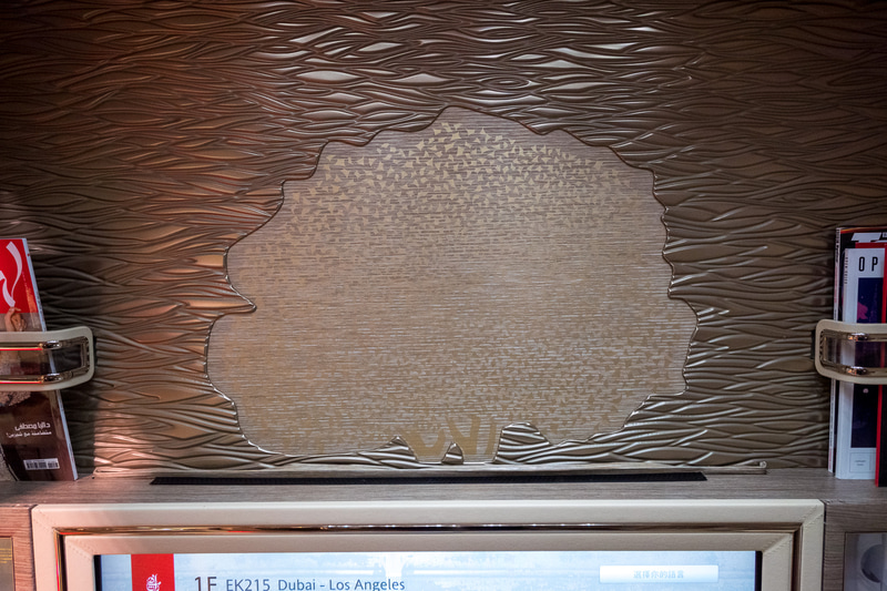 壁面はUAE（アラブ首長国連邦）の国樹「ガフ」の木をデザイン。正面の一部には実際にガフの木を用いている