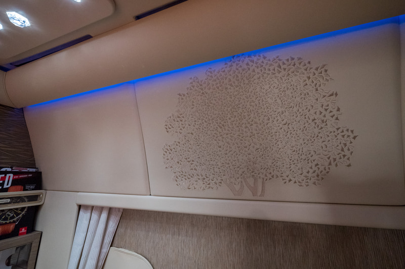 壁面はUAE（アラブ首長国連邦）の国樹「ガフ」の木をデザイン。正面の一部には実際にガフの木を用いている