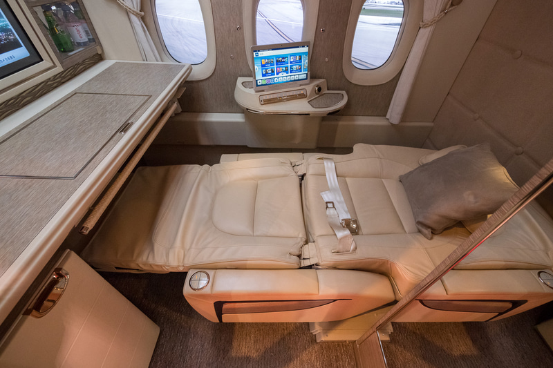 フルフラット状態。マットレスなども用意されている