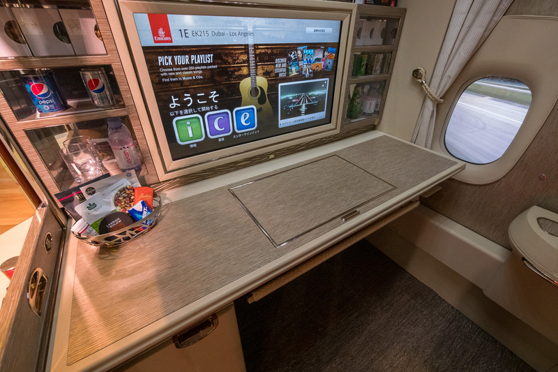 シートモニター前のテーブル