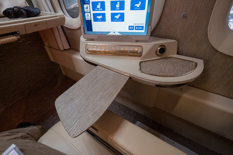 収納式のカクテルテーブル