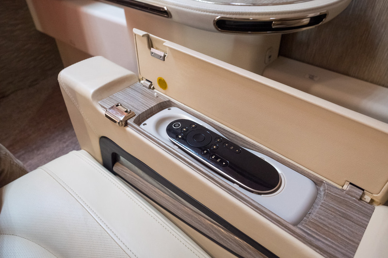 アームレスト内にワイヤレスコントローラを収納している