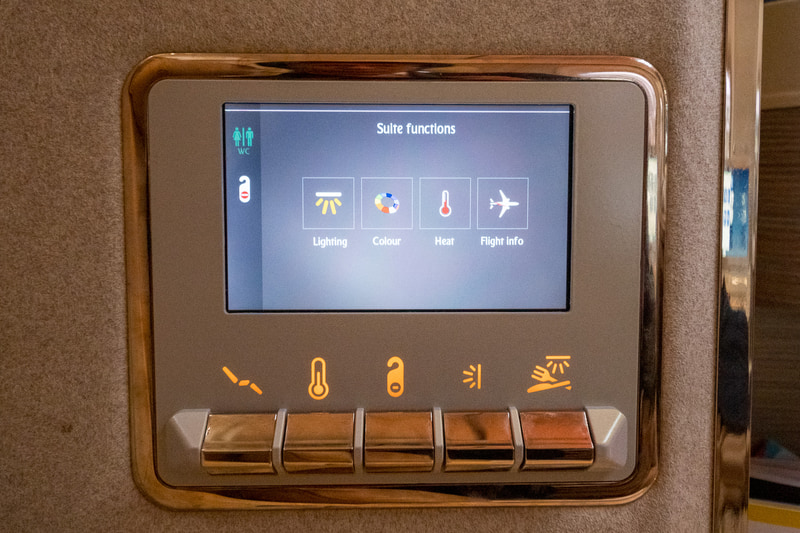 シート脇にタッチ操作対応のコントローラ。室内の気温やライトを調節できる