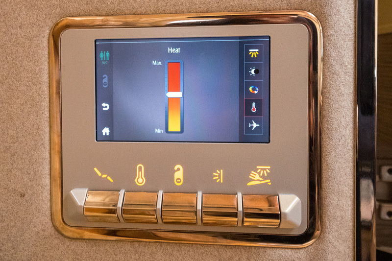 シート脇にタッチ操作対応のコントローラ。室内の気温やライトを調節できる