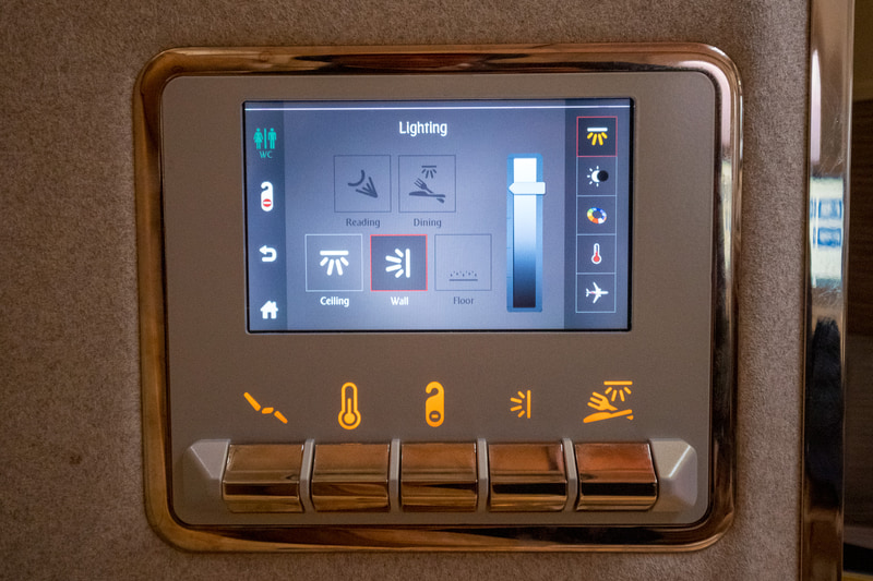 シート脇にタッチ操作対応のコントローラ。室内の気温やライトを調節できる