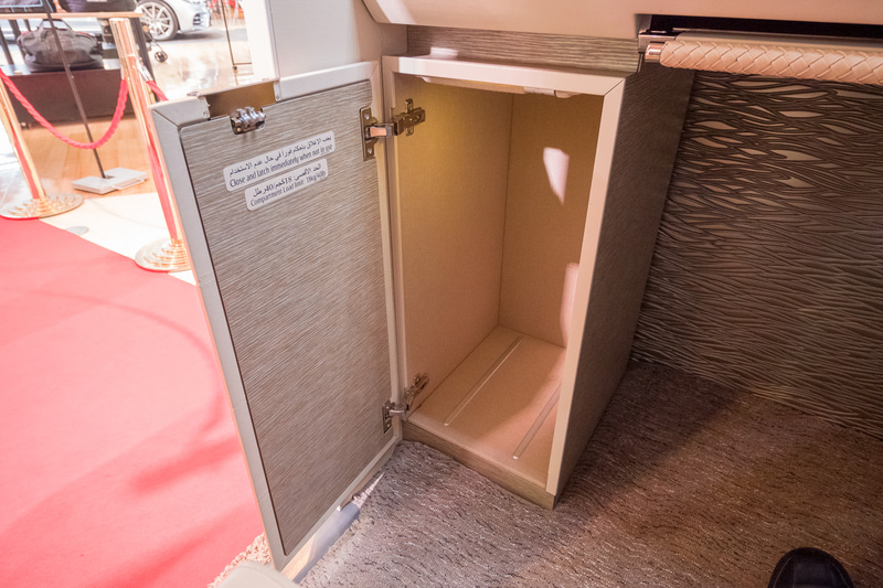 アームレストの小物入れ、ハンガーフック付きの扉脇、スーツケース対応の棚など収納も充実している