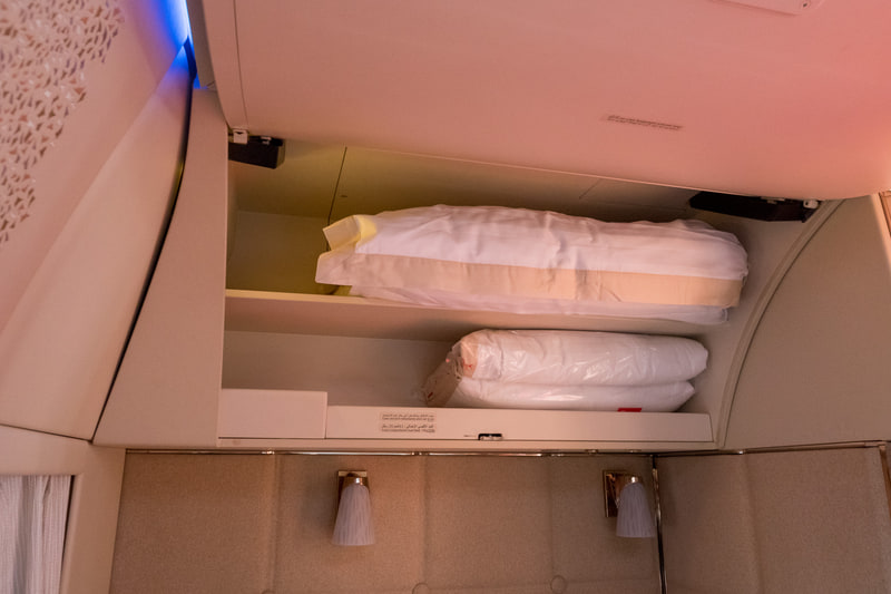 アームレストの小物入れ、ハンガーフック付きの扉脇、スーツケース対応の棚など収納も充実している