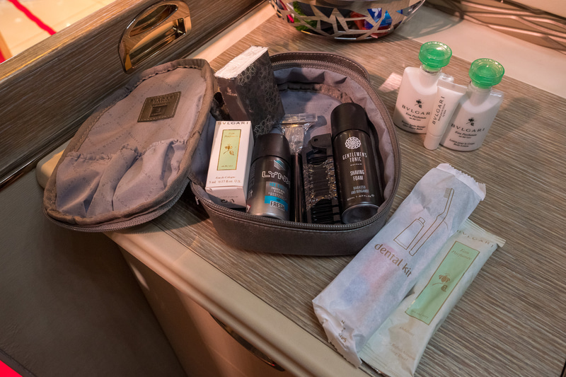 アメニティはブルガリとコラボレーション。香水が入った女性向けと、シェーバーなどが入った男性向けの2種類を用意している