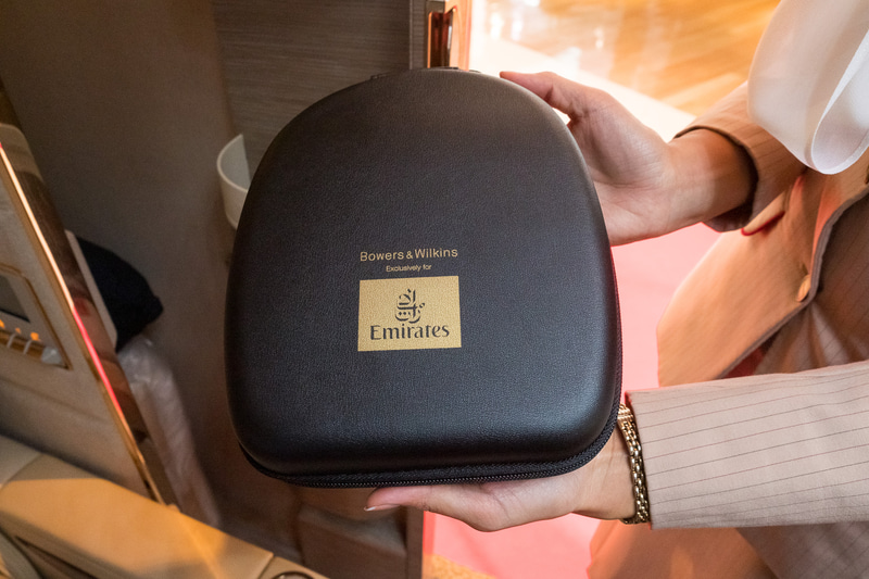 Bowers&Wilkinsのエミレーツ航空向けノイズキャンセリングヘッドフォンを装備
