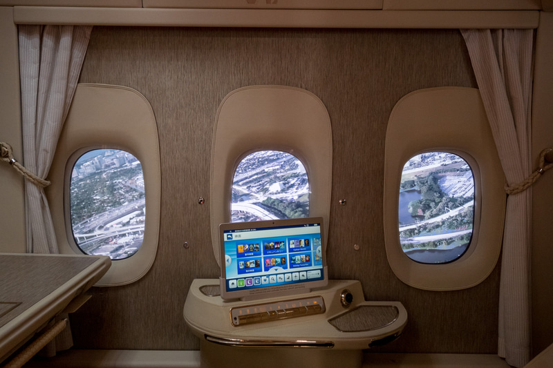 中央席の人でも窓の風景を楽しめる「バーチャルウィンドウ」