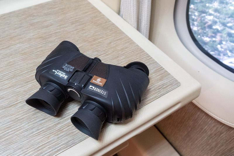 窓側席の人には双眼鏡の貸し出しも