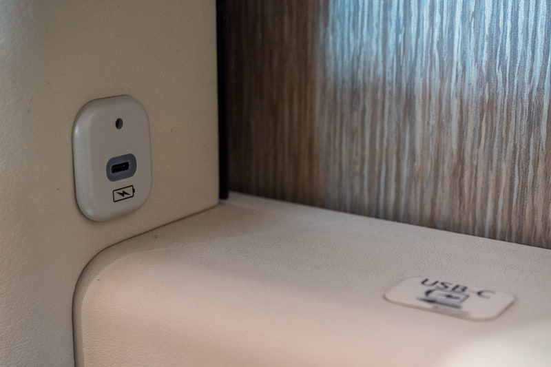 サイドテーブルの下にUSB Type-C電源も装備