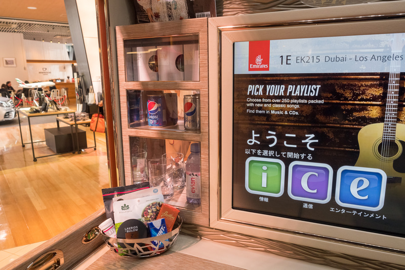 シートモニター脇にミニバー。自由に飲食できる