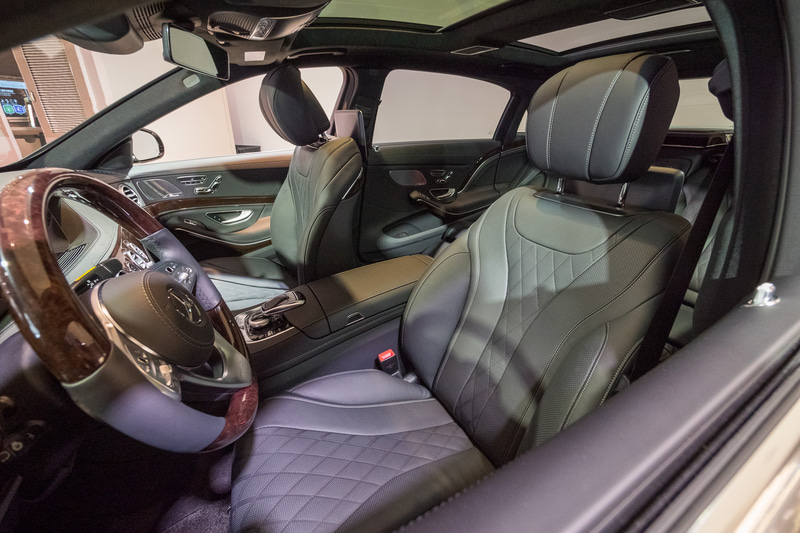 メルセデス・ベンツ Maybach Sクラス。ビジネスクラスのシートはこちらのデザインに近いという。ファーストクラスは、さらに利用者が求めるものを追求した設計にしているという