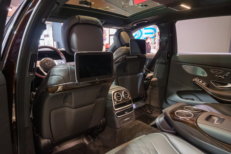 メルセデス・ベンツ Maybach Sクラス。ビジネスクラスのシートはこちらのデザインに近いという。ファーストクラスは、さらに利用者が求めるものを追求した設計にしているという