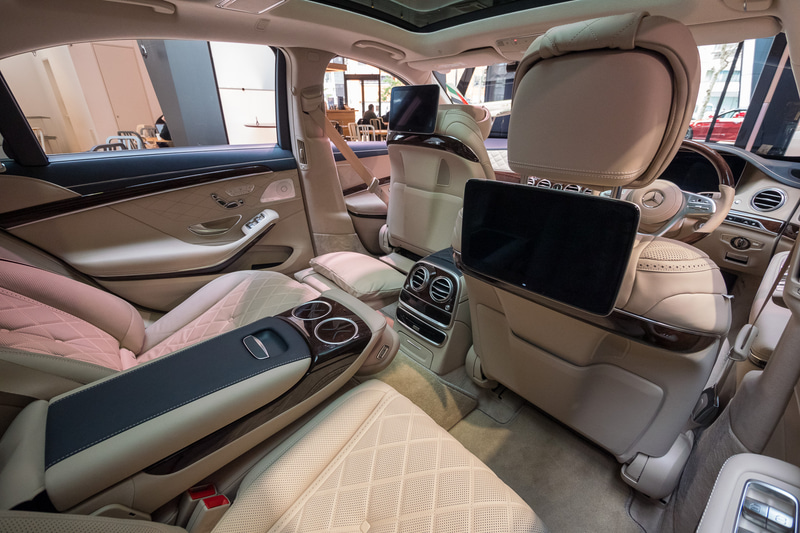 メルセデス・ベンツのSクラス。同車のセンターコンソールのイルミネーションが、先述の天井のイルミネーションライトにつながっているという