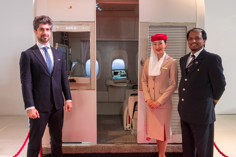 エミレーツ航空 日本支社長 アルマリ・サレム氏（左）ら同社スタッフ