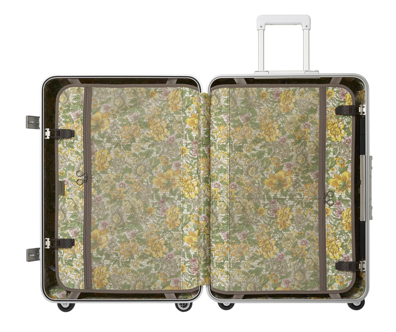 「07011」（53×37×25cm/3.6kg/33L）が8万3000円、「07012」（68×48×27cm/4.7kg/65L）が8万9000円、「07013」（74×53×28cm/5.4kg/82L）が9万4000円（いずれも税別）の3サイズをラインアップ