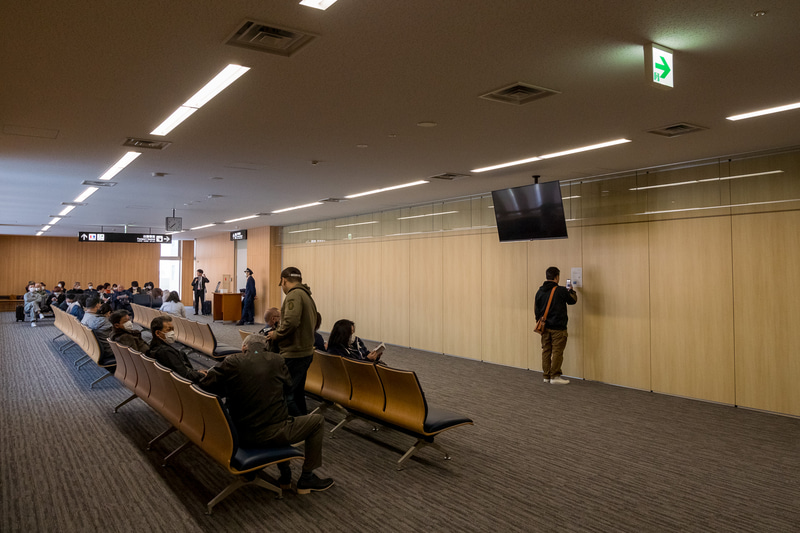 増築部との境界線。壁で仕切ることで国内線、国際線を兼用できる仕組みで、国内線として使用する場合は、保安検査場通過後の「国際線搭乗待合室」は利用されない