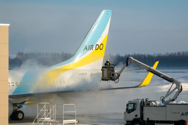 氷点下の駐機場ではチャーター便で使用する機材への防除雪氷作業が進められていた