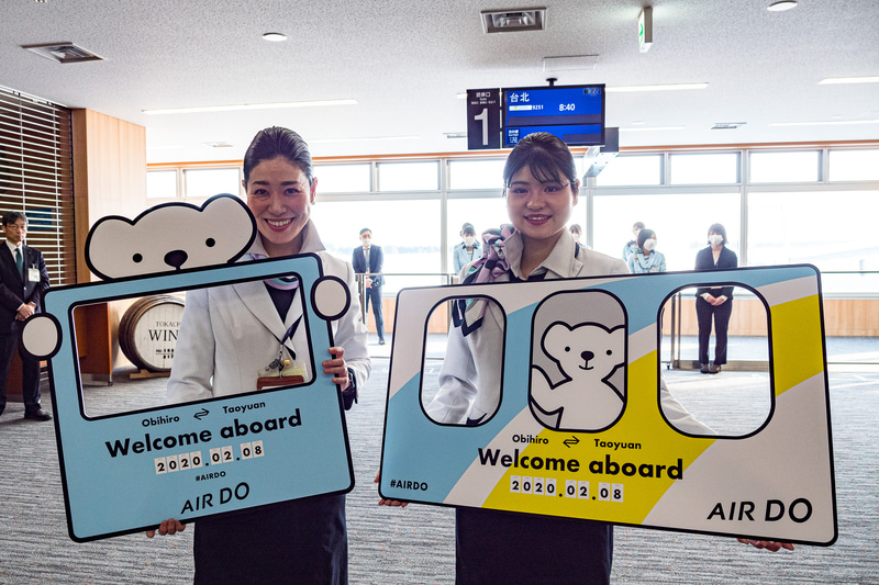 搭乗待合所にベア・ドゥが搭乗。フォトフレームを使った記念撮影も