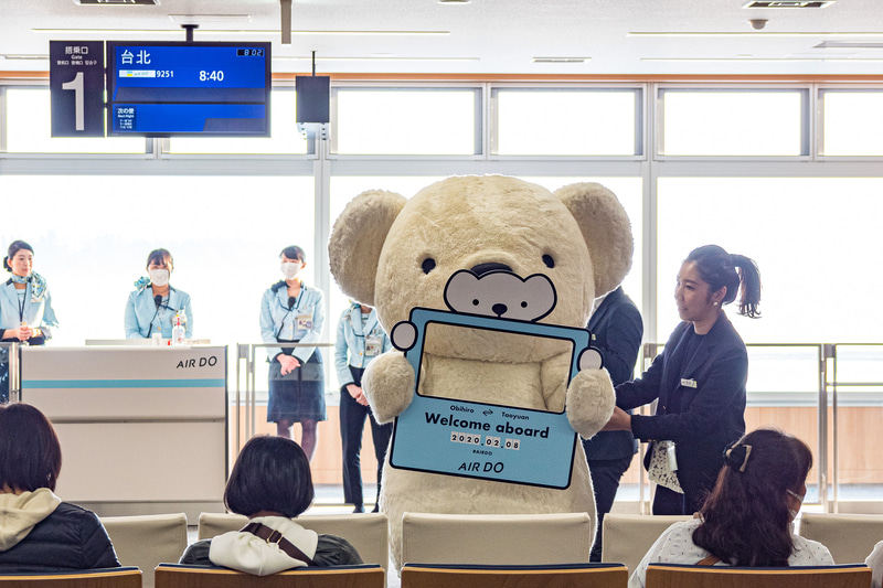 搭乗待合所にベア・ドゥが搭乗。フォトフレームを使った記念撮影も