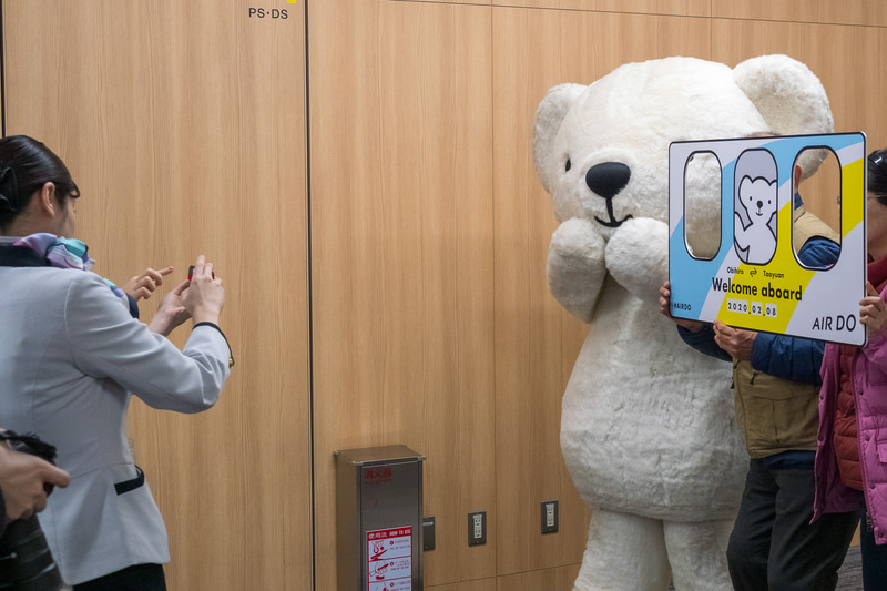 搭乗待合所にベア・ドゥが搭乗。フォトフレームを使った記念撮影も