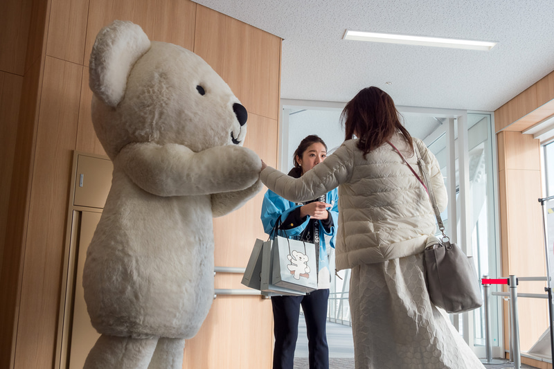 株式会社AIRDO 代表取締役社長 草野晋氏（左上）らが記念品を配布するとともに搭乗客をお見送り